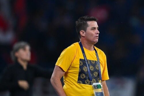 عکس-|-هدیه-ستاره-الهلال-به-مرد-محبوب-پرسپولیسیها