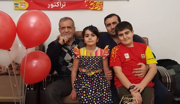 تصویر-جشن-تراکتوری-رییس-جمهور-خبر-ساز-شد؛-ماجرای-کیک-تولد-و-پرچم-تراکتور-در-عکس-پزشکیان!