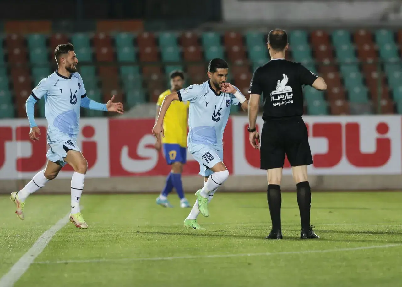 یکی-در-آبادان-و-دیگری-در-تهران/-جنگ-صعود-و-بقا-در-لیگ-یک-با-استفاده-از-var
