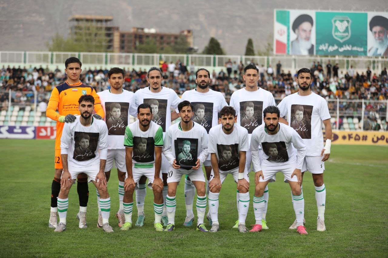عکس-|-پوستر-باشگاه-خیبر-با-چهره-کاپیتان-پرسپولیس-و-برادرش