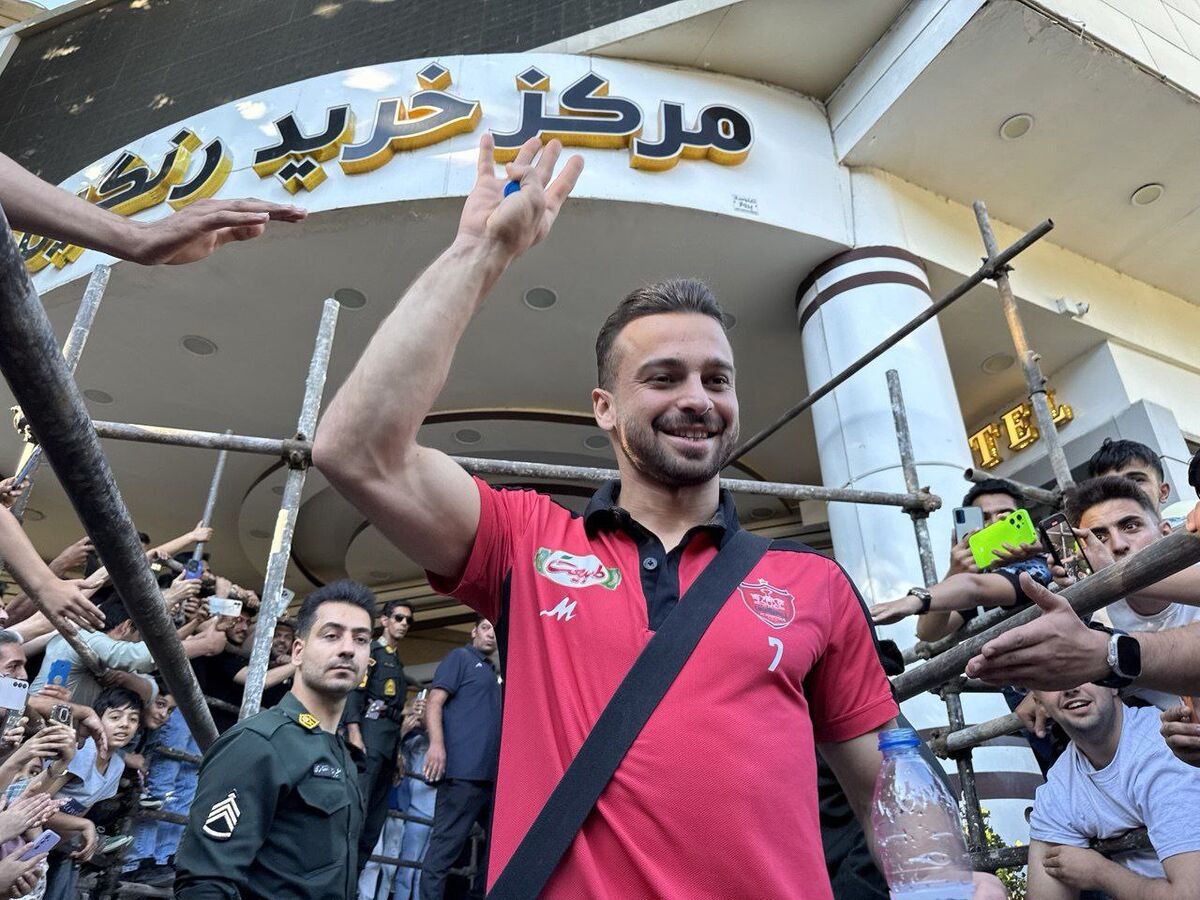 پرسپولیس-با-بدرقه-پرشور-هواداران-به-ورزشگاه-رفت