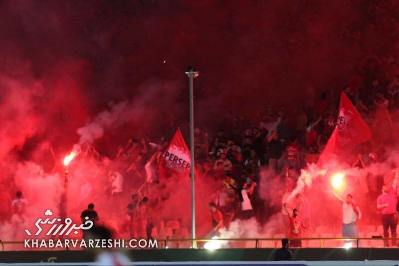 دود-سبز-عجیب-در-محل-برگزاری-بازی-پرسپولیس-+فیلم