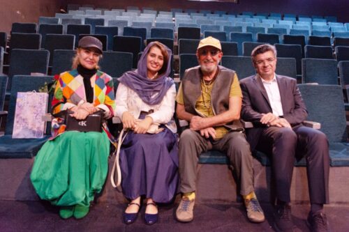 مرد-شیشهای-تئاتر-که-سقراط-تر-از-او-نیست