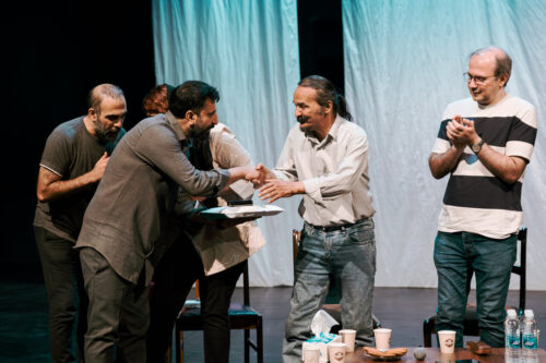 تقدیر-از-رضا-آشفته-در-یک-نمایش-روی-صحنه