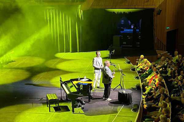 همصدایی-علی-پهلوان-با-کریس-دیبرگ-در-یک-کنسرت