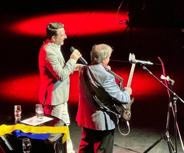 همصدایی-علی-پهلوان-و-کریس-دی-برگ-در-اپرا-هاوس-سیدنی