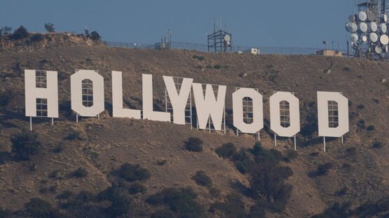 ترامپ-روی-فیلم‌های-غیر-آمریکایی-تعرفه-۱۰۰-درصدی-اعمال-کرد!