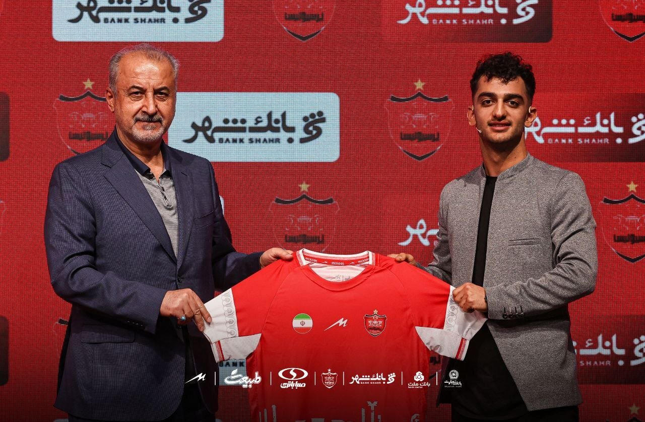 عکس|-لحظه-امضای-قرارداد-بازیکن-جدید-پرسپولیس