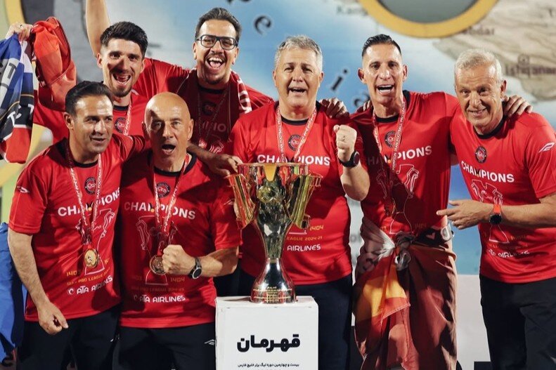 عکس-|-ژست-بامزه-دختر-اسکوچیچ-در-جشن-قهرمانی-تراکتور