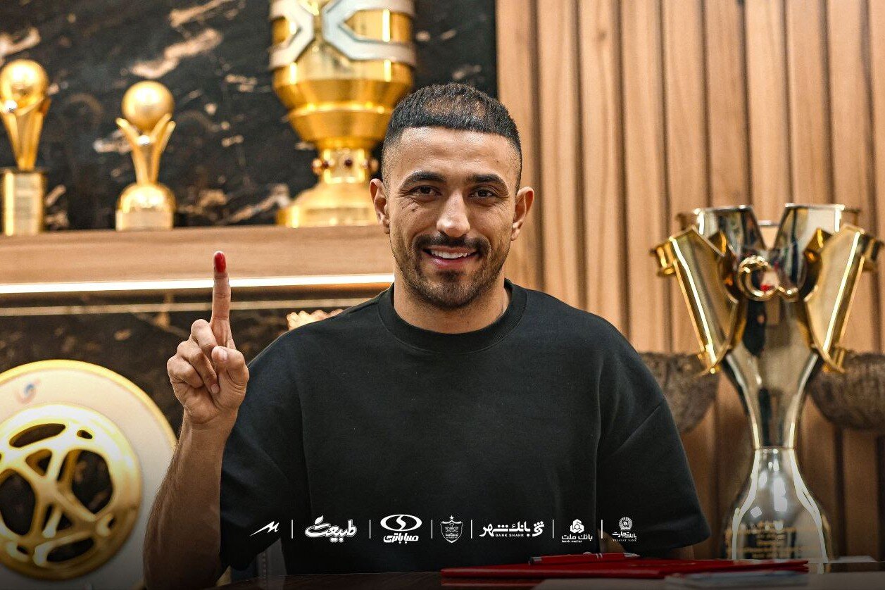 عکس-|-سند-علاقه-یک-ستاره-به-پرسپولیس؛-وقتی-روی-سکوهای-آزادی-سرخ‌ها-را-تشویق-می‌کرد!