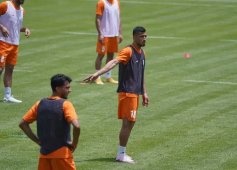 علیپور-اقاسی-را-محاصره-کرد!-(عکس)