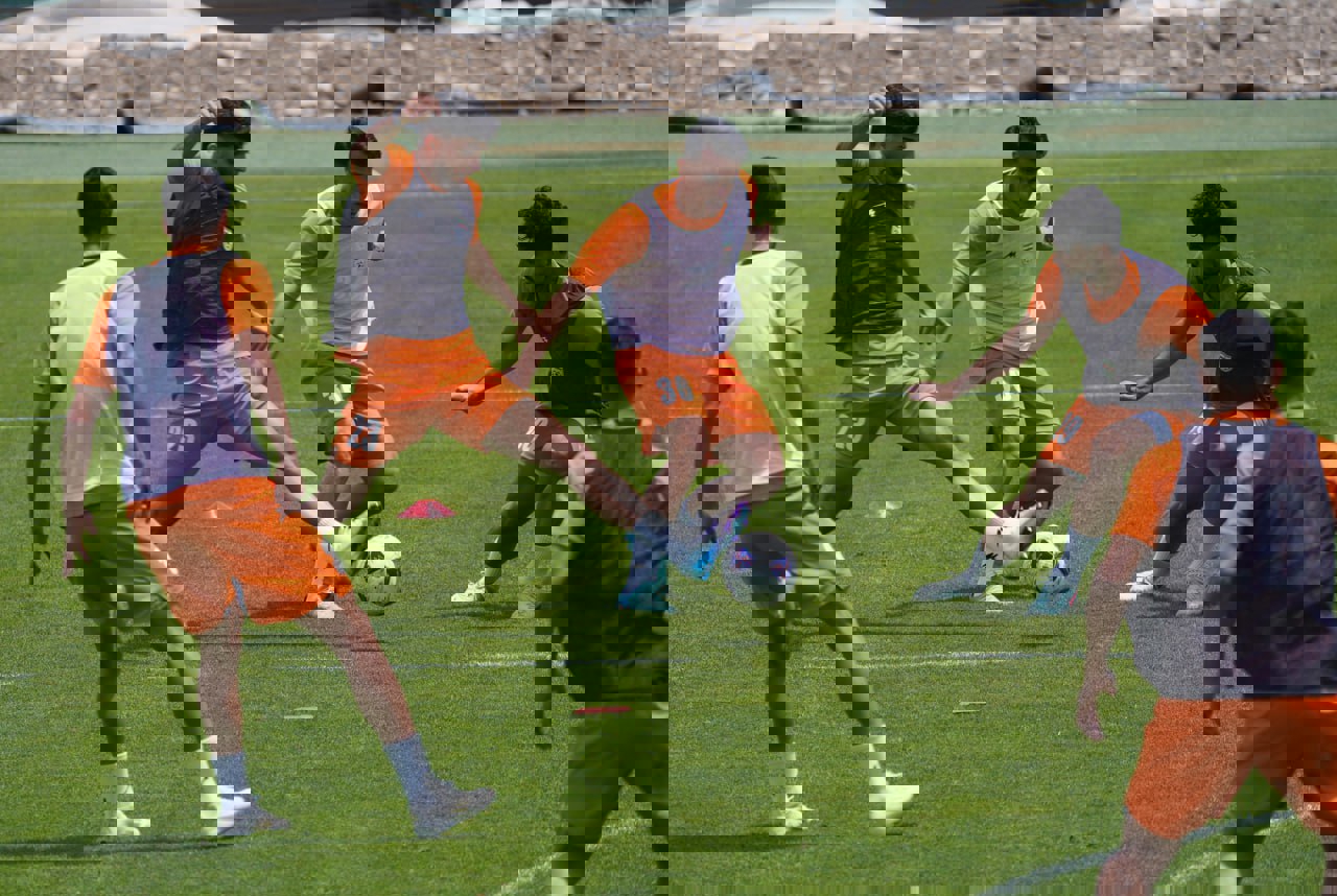 حذف-۱۰-بازیکن-از-فهرست-نهایی-تیم-ملی:/-قلعه‌نویی-برای-لیست-نهایی-مو-را-از-ماست-می‌کشد