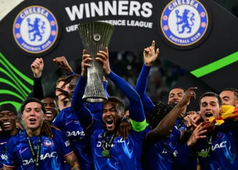 شیر-جام-را-از-چنگ-پرنده-درآورد-(عکس)