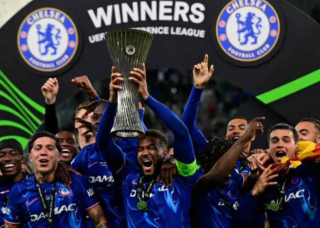 شیر-جام-را-از-چنگ-پرنده-درآورد-(عکس)