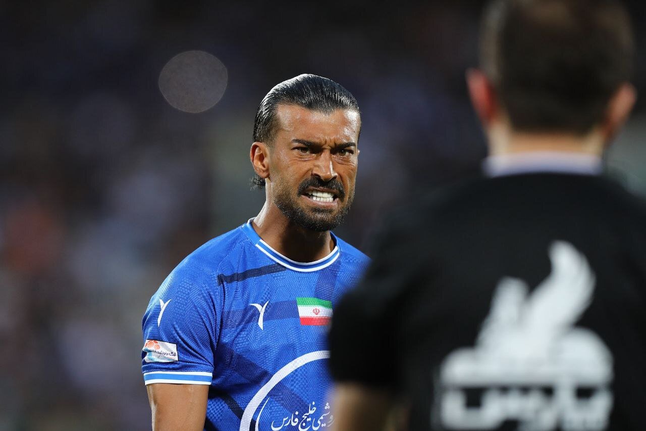 عکس|-ژست-ویژه-رامین-رضاییان-با-جام-قهرمانی