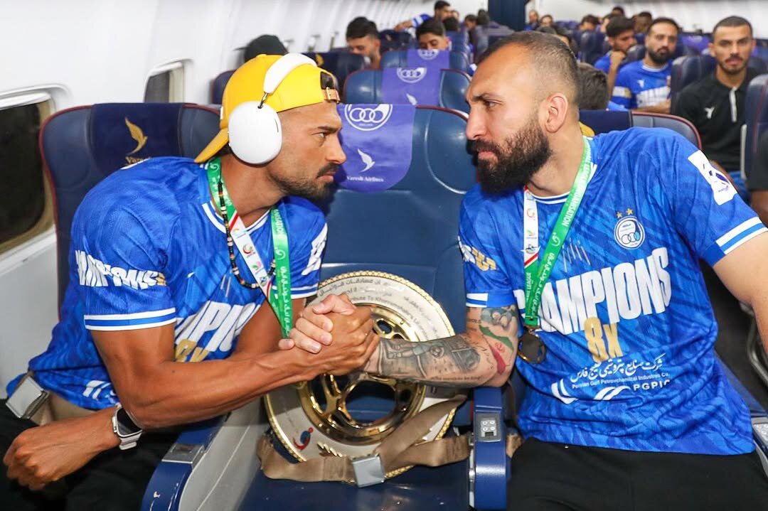 عکس|-ژست-خاص-استقلالیها-با-جام-قهرمانی/-رامین-و-روزبه-متحد-شدند