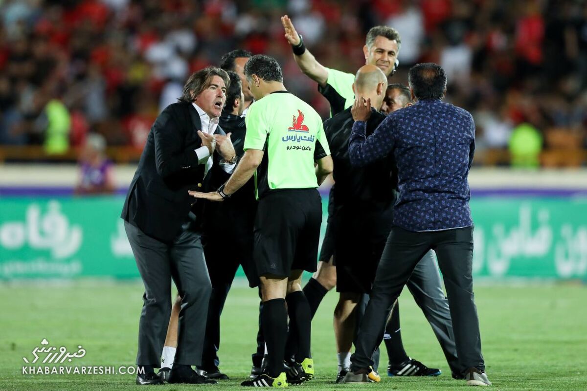 درگیری-ساپینتو-با-هواداران-پرسپولیس!/-استقلال-فینال-جام-حذفی-را-باخت،-سرمربی-آبیها-در-فرودگاه-جنجال-کرد/حضور-کمک-داور-در-جشن-پرسپولیسی-ها!