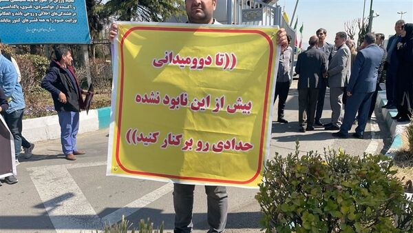 تجمع-اهالی-دوومیدانی-مقابل-وزارت-ورزش؛-حدادی-را-برکنار-کنید!