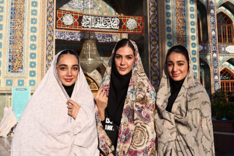 عکس-|-دختران-چادری-والیبال-در-حرم-امام-زاده-صالح-(ع)