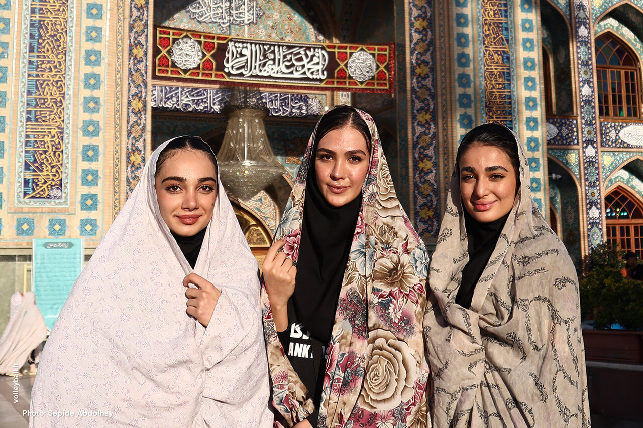 عکس-|-دختران-چادری-والیبال-در-حرم-امام-زاده-صالح-(ع)