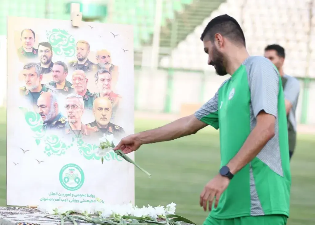 ادای-احترام-به-شهدای-جنگ-در-اولین-تمرین-ذوب‌آهن