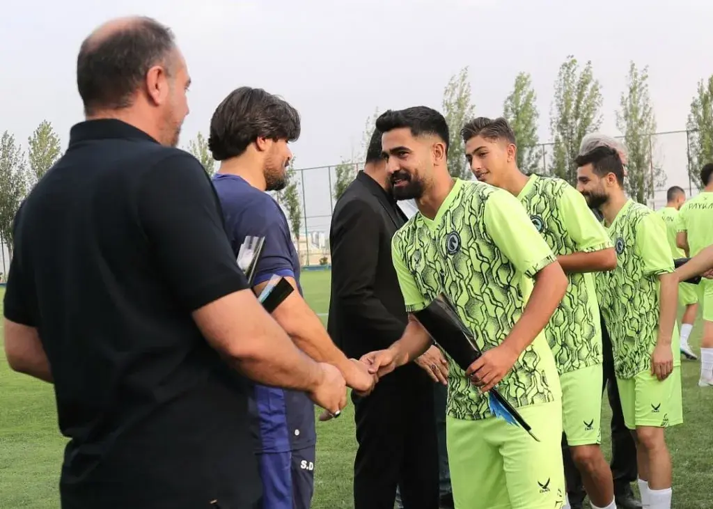 استقبال-جالب-مدیرعامل-و-سرمربی-قبل-از-شروع-تمرینات/-پیکانی‌ها-قبل-از-اولین-تمرین-هدیه-گرفتند(عکس)