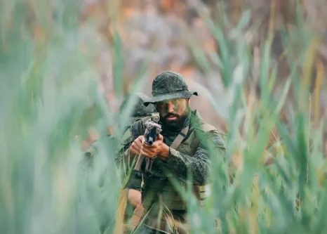 سرباز-برای-یک-روز:-/-ستاره-سیتی-زمین-فوتبال-را-با-جنگ-عوض-کرد!