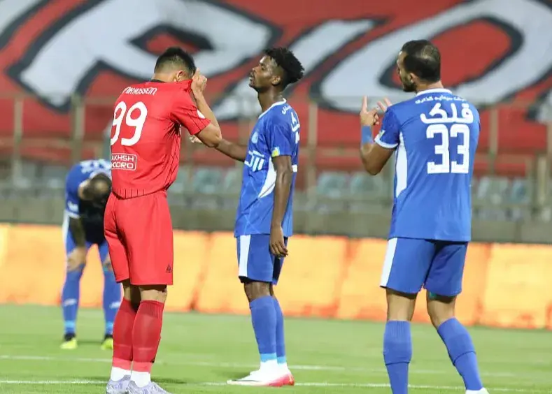 پرسپولیس-پرچم-برد-را-به-استقلال-داد!