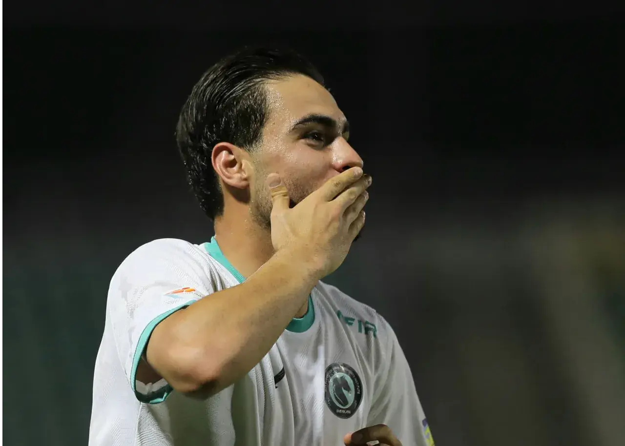 راز-تعظیم-کسری-طاهری-به-جایگاه-زنان/-شادی-گل-مهاجم-۱۸-ساله-همراه-با-مادر!(عکس)