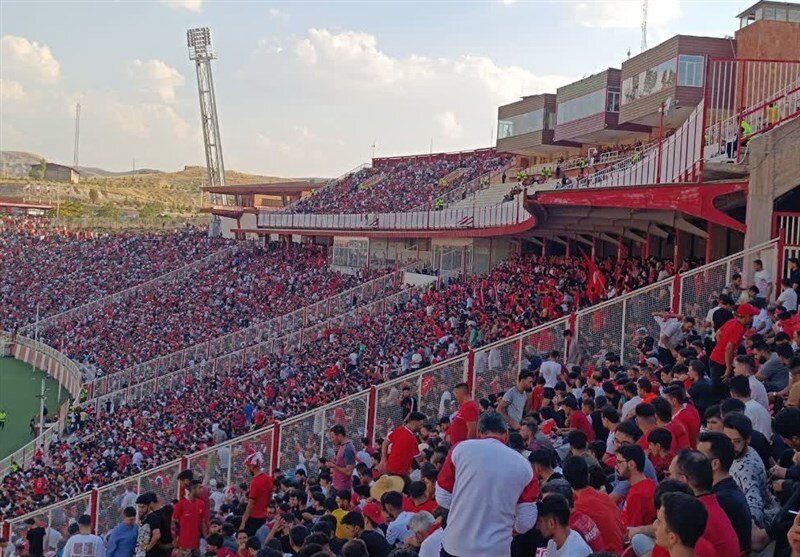 عکس|-چمن-تازه-ورزشگاه-یادگار-امام-زرد-شد