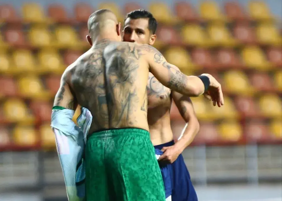 تابلوهای-نقاشی-متحرک-در-فوتبال-ایران/-حامد-لک-و-تیکدری-در-موقعیت-آنباکسینگ!-(عکس)