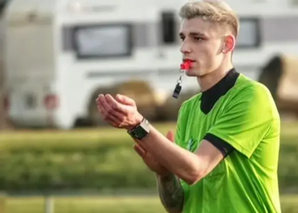 ‏‫اتفاق-عجیب-در-فوتبال-آلمان/-حمله-به-داوری-که-در-استادیوم-خواستگاری-کرد!