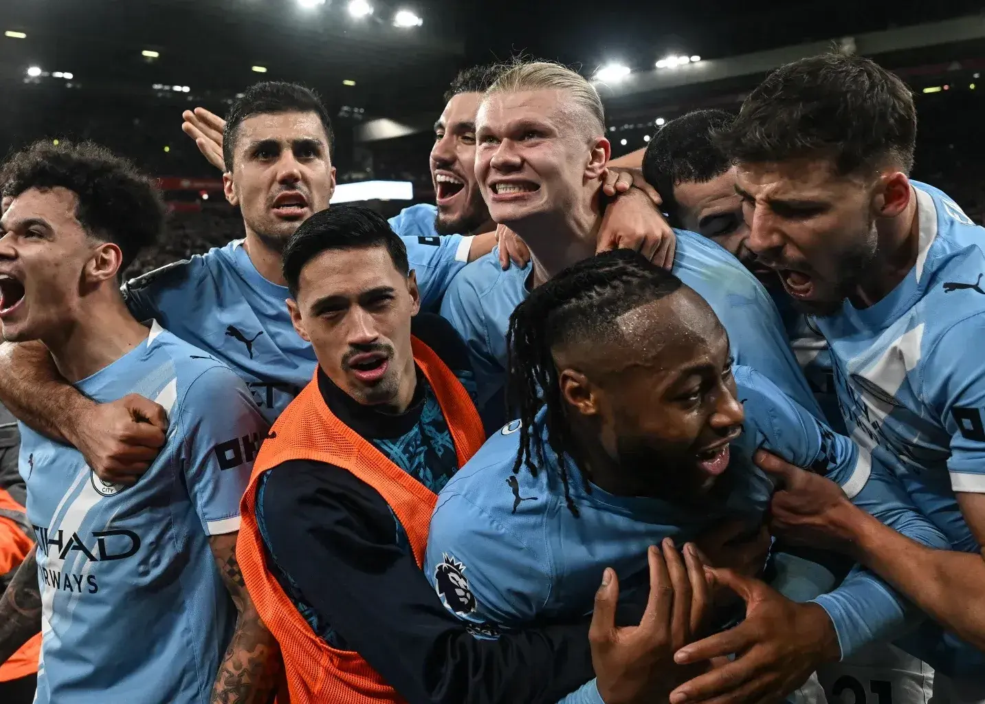 شیرجه-یک-هوادار-دیوانه-روی-هالند!-(عکس)