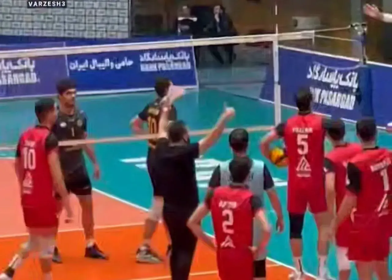 خون-جلوی-چشمش-را-گرفت:-مربی-تیم‌ملی-وسط-زمین