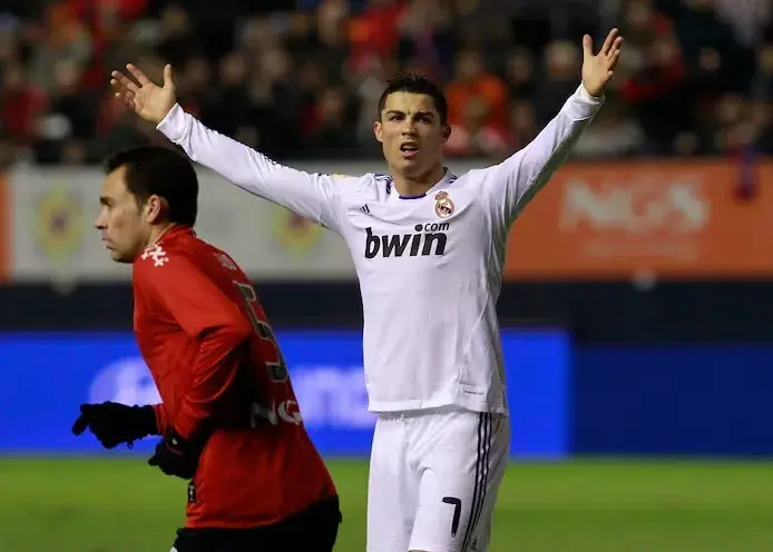 او-بسیار-متکبر-بود/-رونالدو-با-وقاحت-گفت-کی-هستی؟-چقدر-حقوق-می‌گیری!