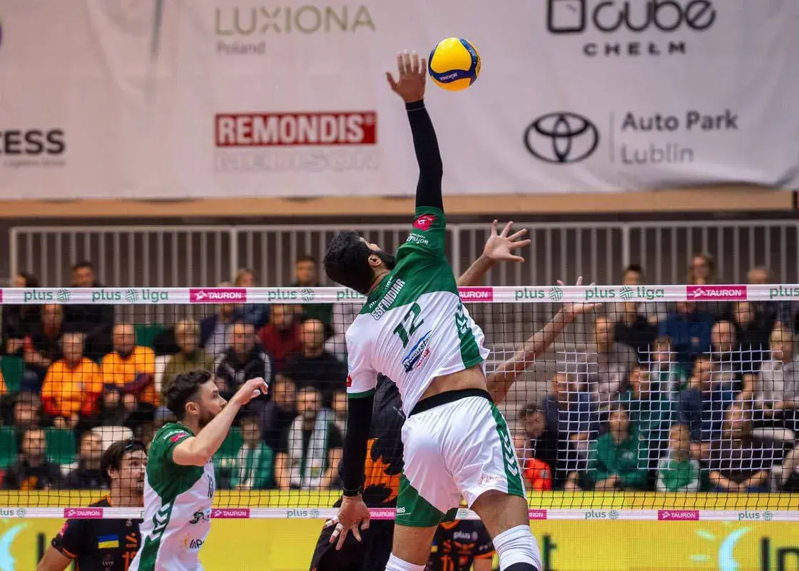 درخشش-تلخ-اسفندیار:-هدیه-گران‌بها-به-عبادی‌پور