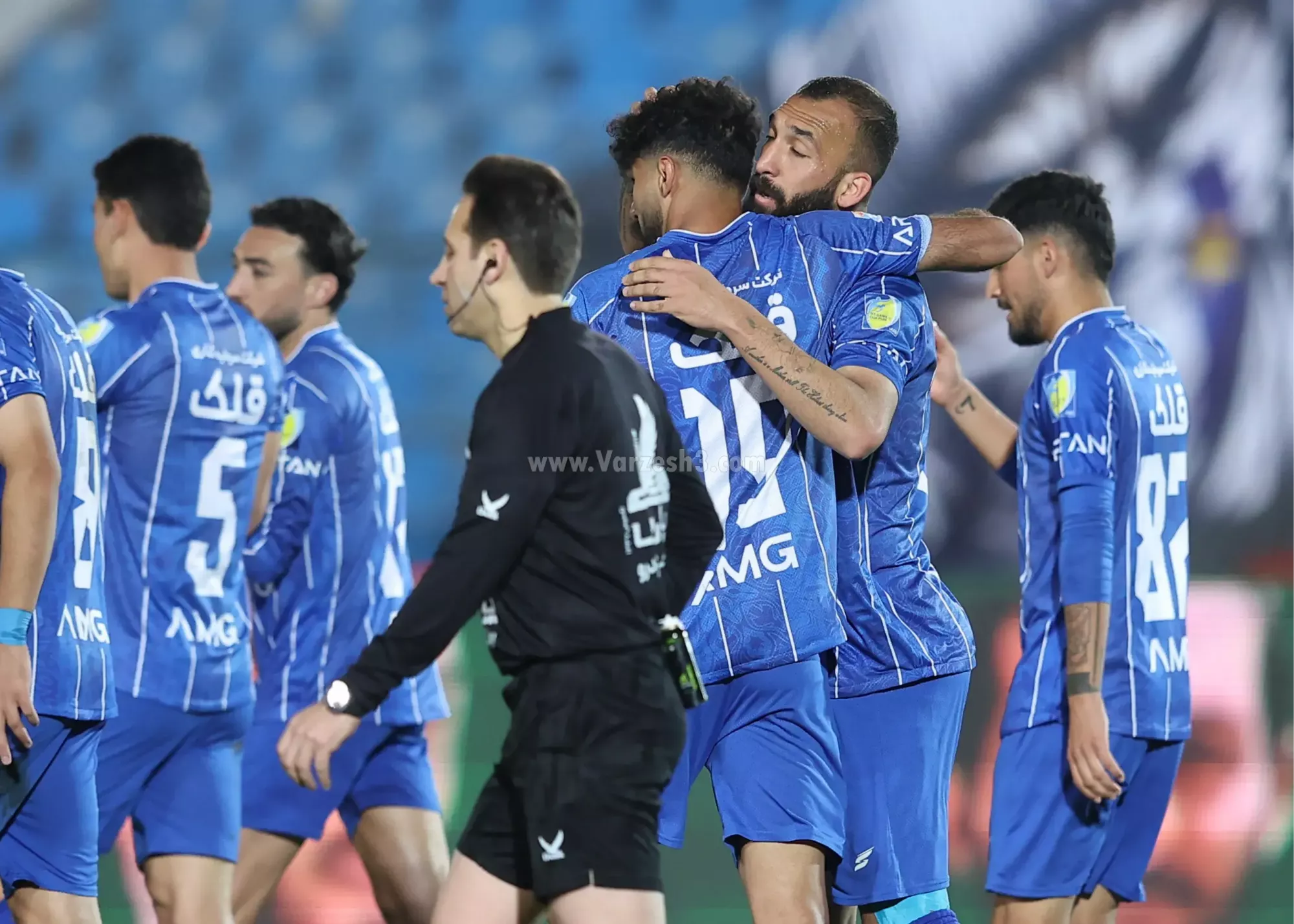 روزبه-به-ترکیب-برگشت-و-خودش-را-به-عکس-تیمی-دوخت/-گلادیاتور-استقلال-و-یک-بازگشت-هیجان-انگیز!