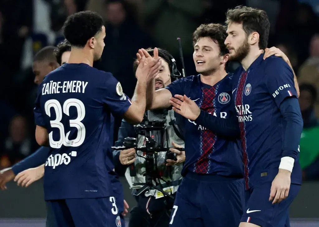 ‏این-تیم-بنزین-تمام-کرده/-در-رختکن-پاریس-صدای-بال-مگس-شنیده-می‌شد!